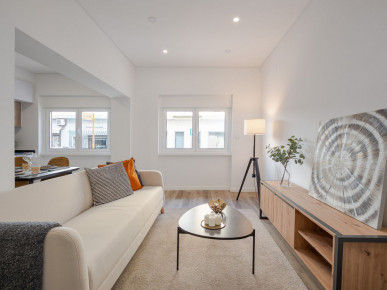 T2 with balcony under total renovation in S. Domingos de Benfica, Property for sale in São Domingos de Benfica, Lisbon, EVW-0486H9