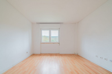 3-bedroom with great sunlight exposure and storage room, Property for sale in Oeiras, Lisbon, EVW-047WXD