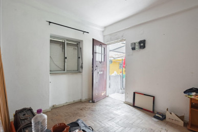 2-bedroom apartment with yard for full renovation, Property for sale in EVW-0480MV