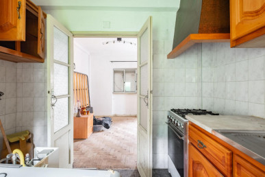 2-bedroom apartment with yard for full renovation, Property for sale in EVW-0480MV