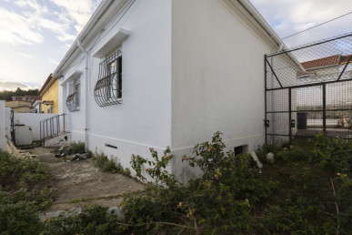 3-bedroom house with potential for appreciation in Campolide, Property for sale in EVW-047OQ5