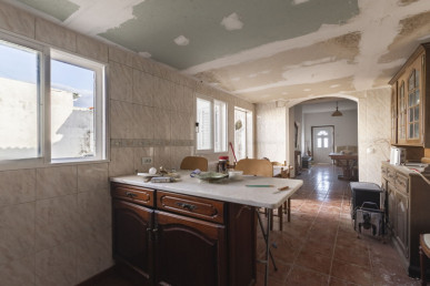 3-bedroom house with potential for appreciation in Campolide, Property for sale in EVW-047OQ5