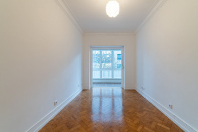 Bright 1-bedroom with Laundry and 3 Balconies — Picoas | Saldanha, Property for sale in EVW-047RZ2