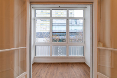 Bright 1-bedroom with Laundry and 3 Balconies — Picoas | Saldanha, Property for sale in EVW-047RZ2