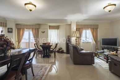 190m² three-bedroom apartment with central air conditioning and enclosed parking space for two vehicles, Property for sale in EVW-046D1P