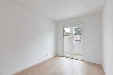 Renovated 2 bedroom apartment in Ameixoeira, Property for sale in EVW-0479FM