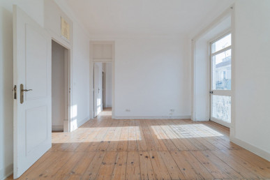 3-bedroom apartment for renovation in the center, Property for sale in Penha de França, Lisbon, EVW-02YT2M