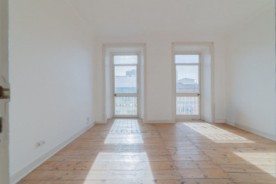 3-bedroom apartment for renovation in the center, Property for sale in Penha de França, Lisbon, EVW-02YT2M