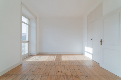 3-bedroom apartment for renovation in the center, Property for sale in Penha de França, Lisbon, EVW-02YT2M