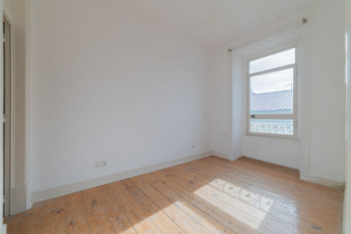 3-bedroom apartment for renovation in the center, Property for sale in Penha de França, Lisbon, EVW-02YT2M