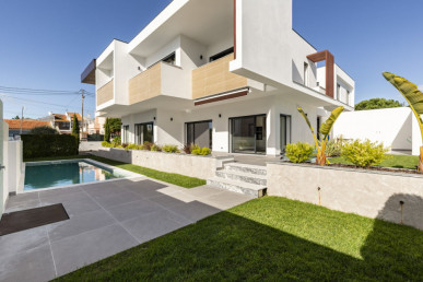 Luxurious 4-bedroom home in Sobreda, Property for sale in EVW-0479KM