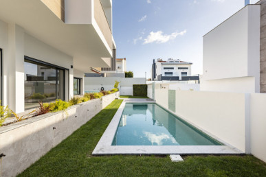 Luxurious 4-bedroom home in Sobreda, Property for sale in EVW-0479KM