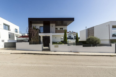 Luxurious 4-bedroom home in Sobreda, Property for sale in EVW-0479KM