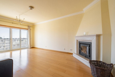 3-Bedroom Apartment with Sea View in Paço de Arcos, Property for sale in Lisbon, Lisbon, EVW-046UCQ