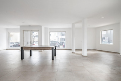 Commercial space in the center of Queijas, Property for sale in Lisbon, Lisbon, EVW-047C8S
