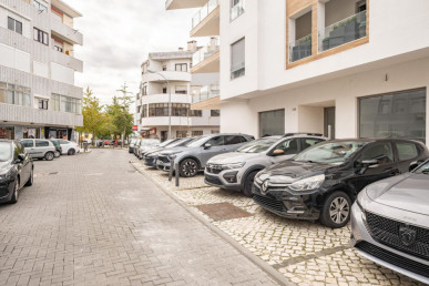 Commercial space in the center of Queijas, Property for sale in Lisbon, Lisbon, EVW-047C8S