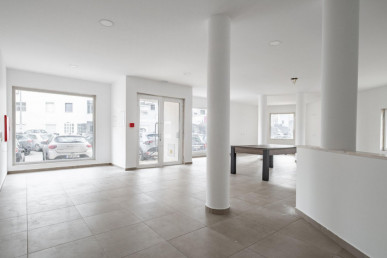 Commercial space in the center of Queijas, Property for sale in Lisbon, Lisbon, EVW-047C8S