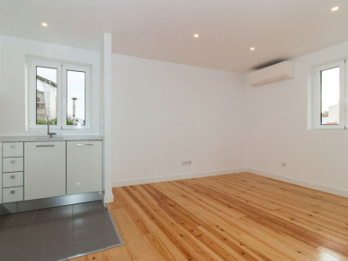 Renovated 2+1 Bedroom Duplex with River View in the Heart of Alfama, Property for sale in São Vicente, Lisbon, EVW-047242