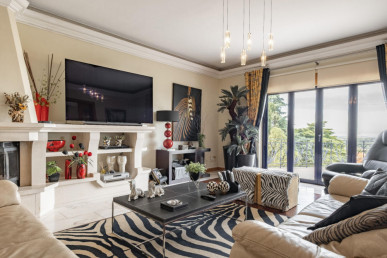 Unique 10-Room Villa | Heated Indoor Pool | Views and Serenity over Palmela Castle, Property for sale in EVW-0470XY