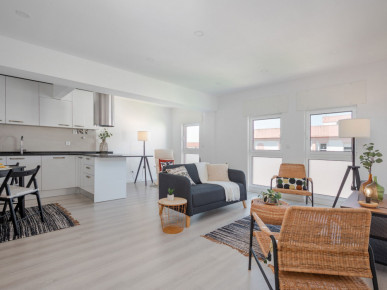 Renovated T3 near Colombo Shopping Center, Property for sale in Benfica, Lisbon, EVW-0478A8