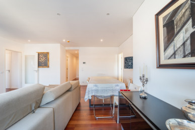 3 bedroom flat with 2 parking spaces, on Av. Boavista, Property for sale in Ramalde, Porto, DL32774
