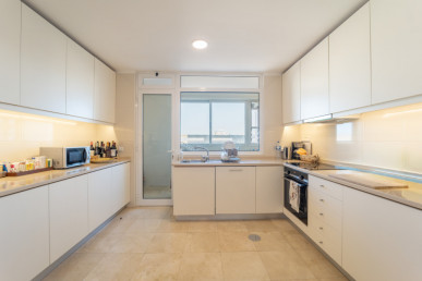 3 bedroom flat with 2 parking spaces, on Av. Boavista, Property for sale in Ramalde, Porto, DL32774