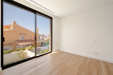 Detached 4 bedroom villa with 261m2 of ABP, with Pool and Garden, in Cascais, Property for sale in Cascais e Estoril, Cascais, DL33462