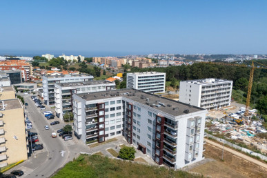 3 bedroom flat with 3 suites and closed box for 2 cars, in Canidelo, Property for sale in Canidelo, Vila Nova de Gaia, DL34238