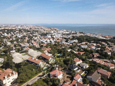 5 bedroom villa with garden, swimming pool and parking in Estoril, Property for sale in Cascais e Estoril, Cascais, DL35008