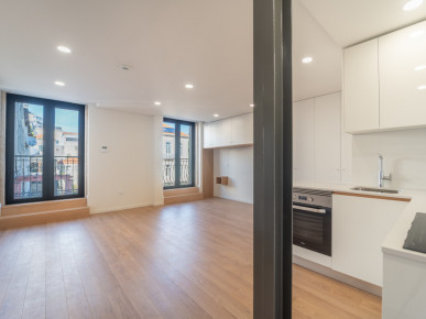 Studio flat with balcony, in downtown Porto, Property for sale in DL35620