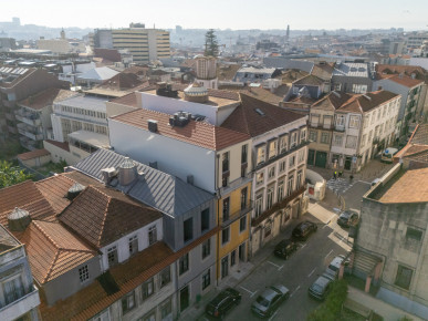 Studio flat with balcony, in downtown Porto, Property for sale in DL35620
