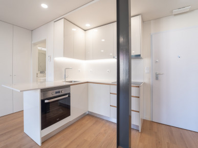 Studio flat with balcony, in downtown Porto, Property for sale in DL35620