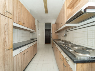 6 bedroom flat for renovation in the centre of Porto, Property for sale in Cedofeita, Santo Ildefonso, Sé, Miragaia, São Nicolau e Vitória, Porto, DL35801
