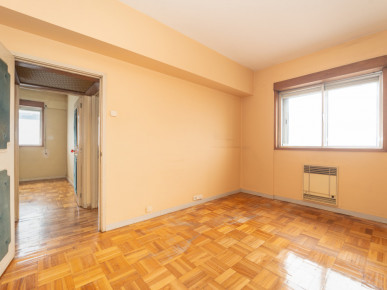 6 bedroom flat for renovation in the centre of Porto, Property for sale in Cedofeita, Santo Ildefonso, Sé, Miragaia, São Nicolau e Vitória, Porto, DL35801