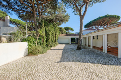 Detached 8 bedroom villa with swimming pool and private garden at Quinta da Marinha, Property for sale in Cascais e Estoril, Cascais, DL35973