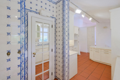 Detached 8 bedroom villa with swimming pool and private garden at Quinta da Marinha, Property for sale in Cascais e Estoril, Cascais, DL35973