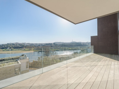 3+1 bedroom duplex flat, with panoramic views over the Douro River, Property for sale in Campanhã, Porto, DL36154