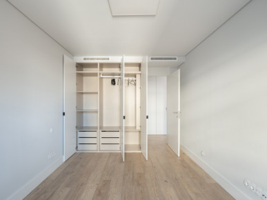 2 bedroom flat with balcony, garage, next to Casa da Música, Property for sale in Cedofeita, Santo Ildefonso, Sé, Miragaia, São Nicolau e Vitória, Porto, DL36104