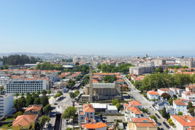 2 bedroom flat with balcony and 2 parking spaces, Property for sale in Lordelo do Ouro e Massarelos, Porto, DL36002