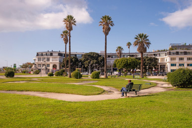 Refurbished 2 bedroom flat with equipped kitchen, in Monte Estoril, Property for sale in Cascais e Estoril, Cascais, DL36100