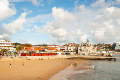 Refurbished 2 bedroom flat with equipped kitchen, in Monte Estoril, Property for sale in Cascais e Estoril, Cascais, DL36100