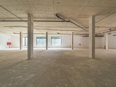 Shop with 546 m2 and garage, Senhora da Hora, Property for sale in São Mamede de Infesta e Senhora da Hora, Matosinhos, DL36340