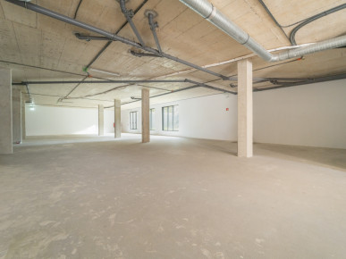 Shop with 546 m2 and garage, Senhora da Hora, Property for sale in São Mamede de Infesta e Senhora da Hora, Matosinhos, DL36340