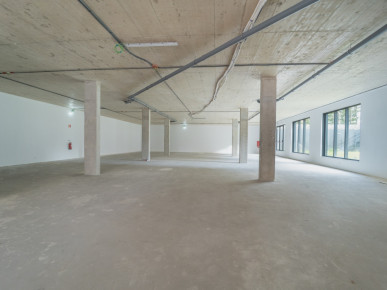 Shop with 546 m2 and garage, Senhora da Hora, Property for sale in São Mamede de Infesta e Senhora da Hora, Matosinhos, DL36340